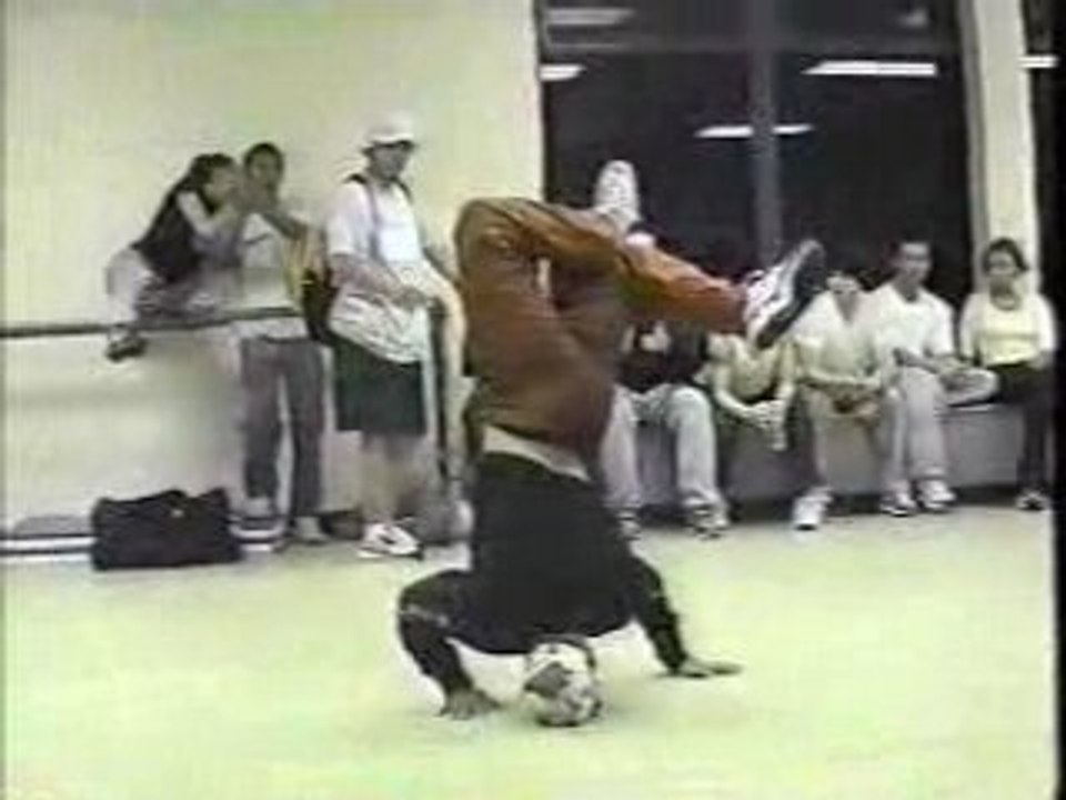 Break dancing contest Black vs white damn these nigga can da