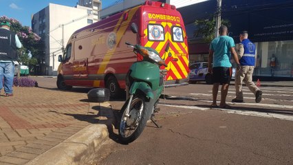 Idoso de 66 anos fica ferido após colisão entre carro e moto no Centro de Cascavel