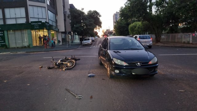 Peugeot e Yamaha se envolvem em acidente na Rua Nereu Ramos