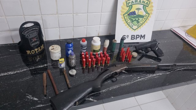 Polícia apreende armas após homem de 62 anos ameaçar vizinhos