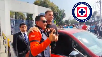 Rotondi atiende a la afición de Cruz Azul en medio de su posible salida de la Máquina