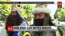 Tres jóvenes se caracterizan de los Reyes Magos para recolectar fácilmente las cartas de los niños