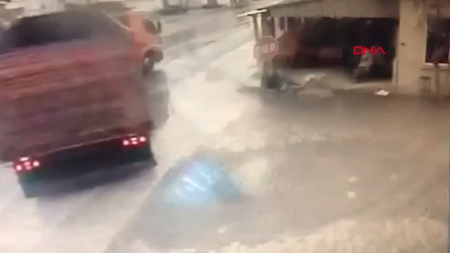Ölüm kahvehanedekileri teğet geçti! O anlar kamerada
