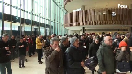 Ferdi Tayfur, hayranları AKM'ye önünde toplandı