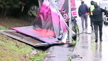 İstanbul'da İETT otobüsü kazası: Yoldan çıkıp reklam panosuna çarptı