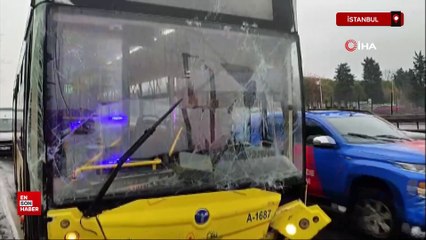 İstanbul'da İETT otobüsü kayganlaşan yolda kontrolden çıktı