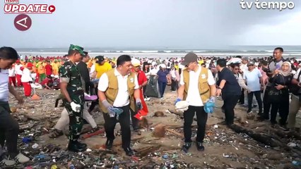 Aksi Bersih-bersih Sampah Empat Menteri di Pantai Kuta
