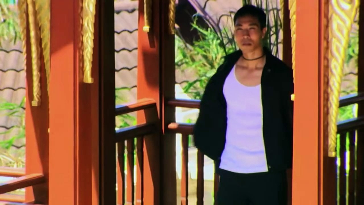 Footballers' Wives. S03 E01.