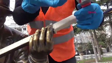 İstanbul- Avcılar'da Aşık Veysel heykeline zarar verildi; kırılan saz yeniden yapıldı