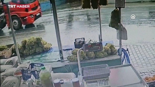 İzmir'de kayan tır iş yerini teğet geçti
