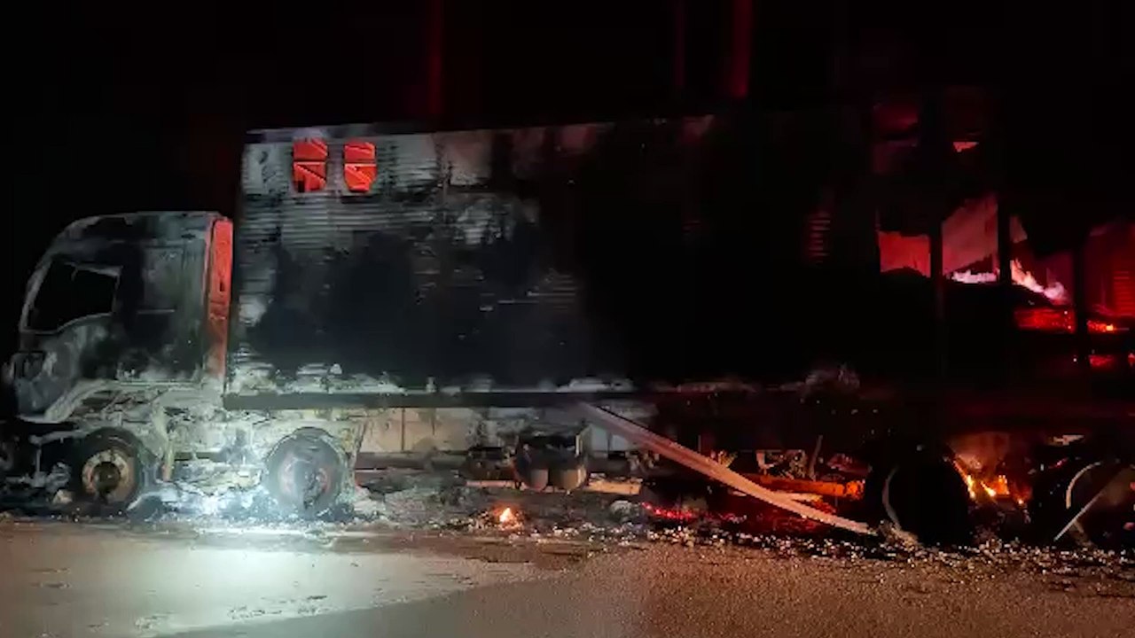 Caminhão carregado com Carvão é consumido por incêndio na BR-476 em Bocaiúva do Sul