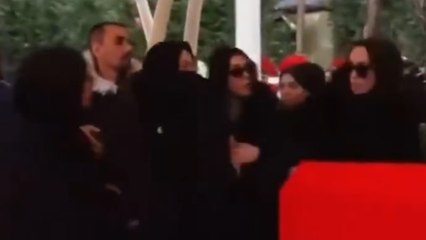 Tuğçe Tayfur babası Ferdi Tayfur'un tabutu başında yeğeniyle kavga etti