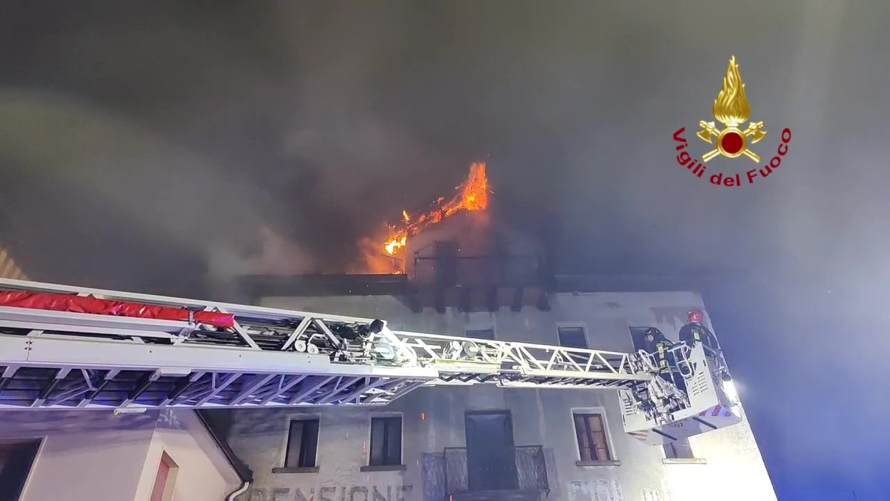Incendio in ex fienile coinvolge tre abitazioni: evacuate 27 persone (04.01.25)