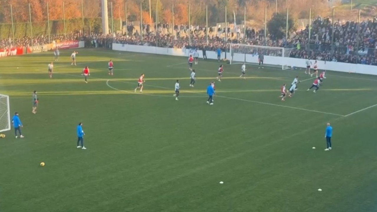 Partitella a campo ridotto per la Lazio sotto gli occhi dei tifosi - VIDEO