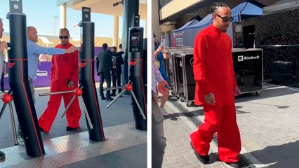 Lewis Hamilton sorprende con su atuendo totalmente rojo en su vuelta a la Formula 1