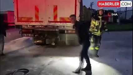 Kocaeli'de Kumaş Yüklü Kamyonda Yangın