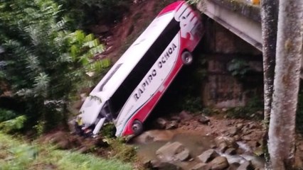 Grave accidente en la vía Bogotá - Medellín: un bus con 42 personas se fue a un abismo