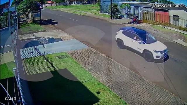 Câmera flagra jovens caindo de moto na Rua Vinicius de Morais