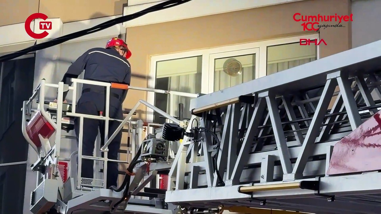 Çamaşır makinası 'yürüdü', kapı açılmadı: Evlerine itfaiye yardımıyla girdiler!