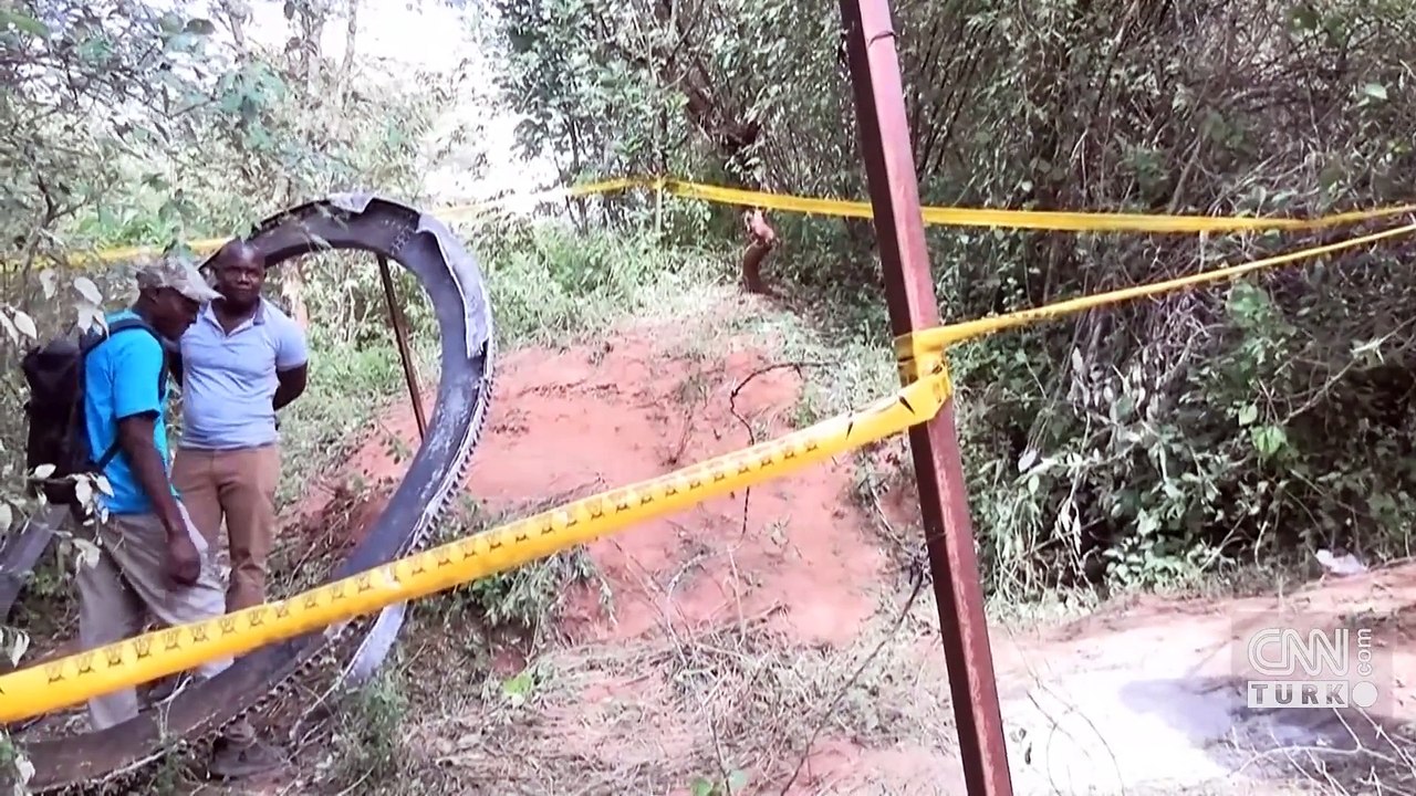 Kenya'da köye 500 kiloluk metalik cisim düştü, köylüler korkuya kapıldı