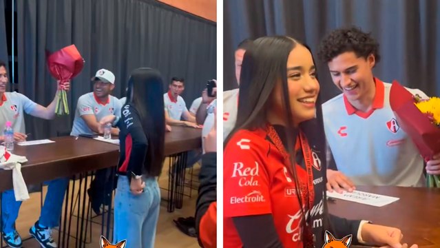 Atlas: Jeremy Márquez recibe flores de una aficionada durante firma de autógrafos