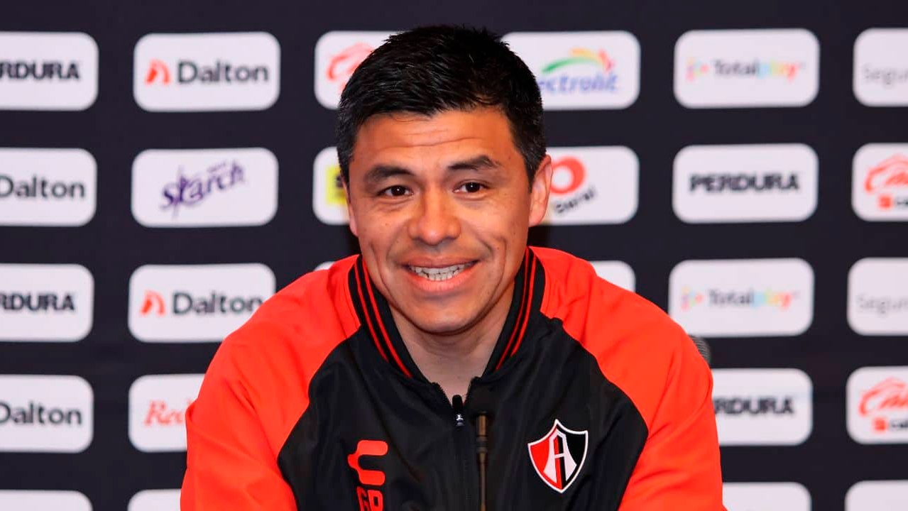 Atlas: Aficionado cuestiona a Gonzalo Pineda sobre su pasado como jugador de Chivas