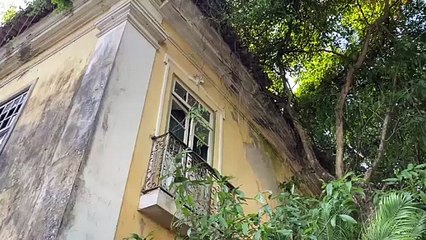 Moradores realizam protesto pela revitalização do Solar Boa Vista, antigo casarão do poeta Castro Alves