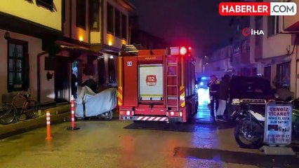 Metruk Bina Yıkıldı, Park Halindeki Araç Hasar Gördü