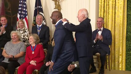 Biden entrega mayor condecoración civil a Bono, Messi, "Magic" Johnson y Soros