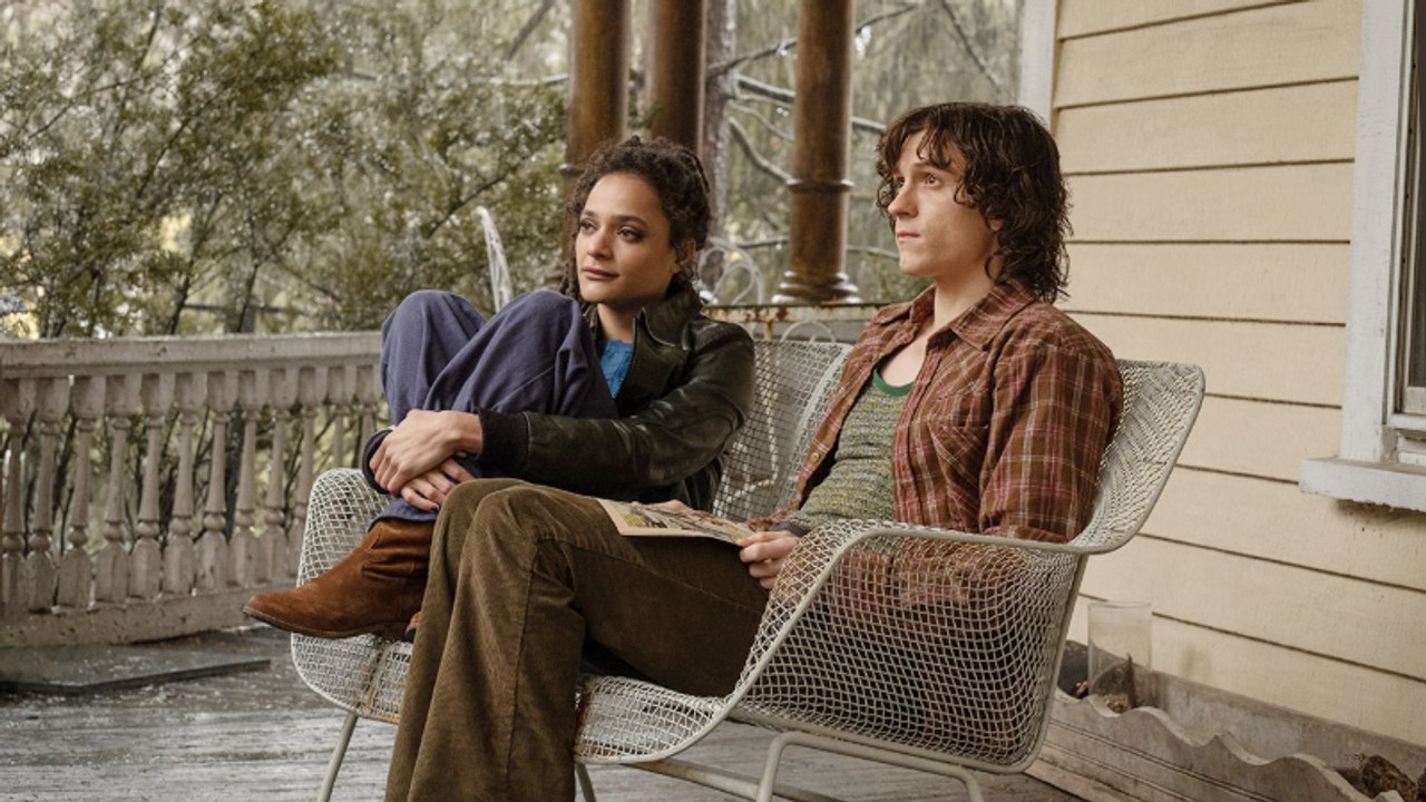 Tom Holland Says 'Crowded Room' Set Was "Not a Very Harmonious Place" | THR News Video