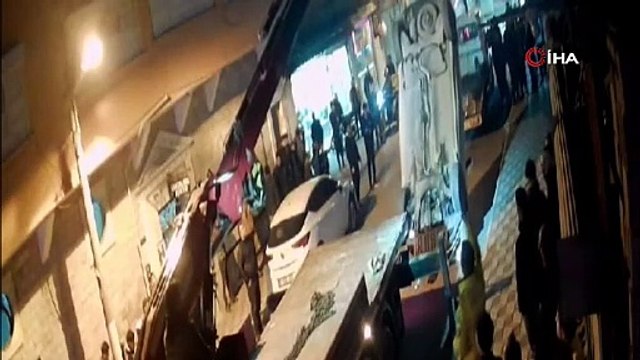 🔴Hatay’ın İskenderun ilçesinde park halinde olan araca çarpan otomobilin takla attığı anlar, güvenlik kamerasına böyle yansıdı.