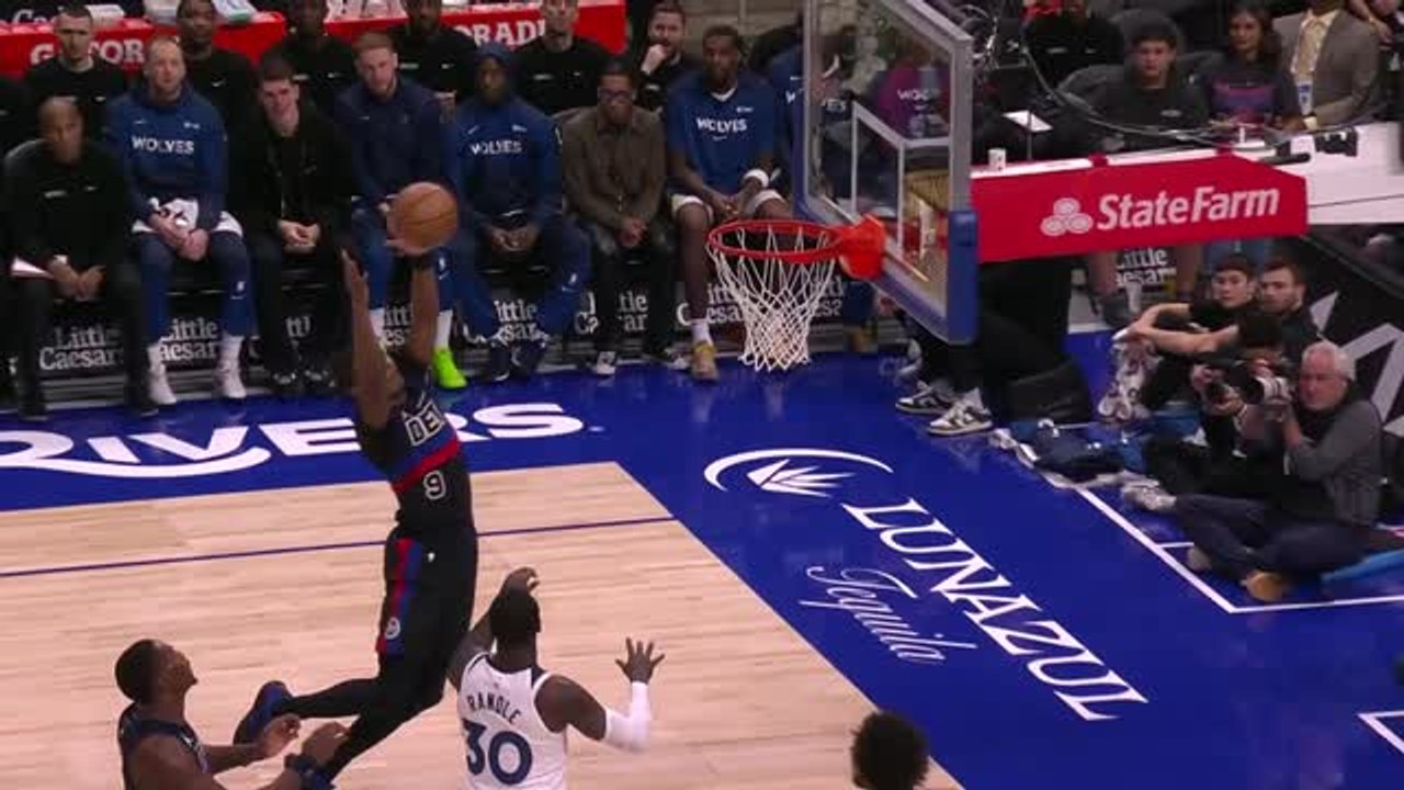 Cunningham and Thompson combine for off-the-glass alley-oop