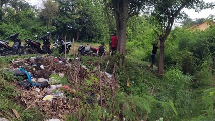 Warga Pamengkang Bersihkan Lingkungan