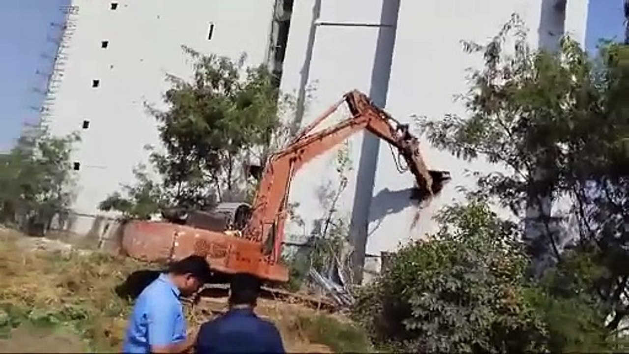 #Hyderabad---  Amid tight #police security, #HYDRAA began razing down an illegally constructed building of 684 yards at #Ayyappa Society in #Khanamet in #Serilingampally on Sunday.  @Comm_HYDRAA
