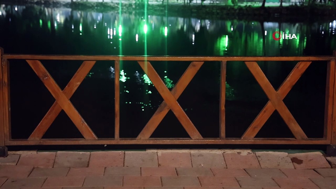 Fotoğraf için poz verirken göle düşen çocuğu babasının kurtardı