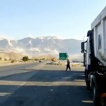 Ce conducteur s'arrête en plein tremblement de terre en zone montagneuse en Iran... Impressionnant