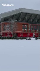 الثلوج تحاصر ملعب أنفيلد قبل ساعات من قمة ليفربول ومانشستر يونايتد 🥶