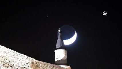 Hilal ve Satürn buluşması Van semalarında görüntülendi