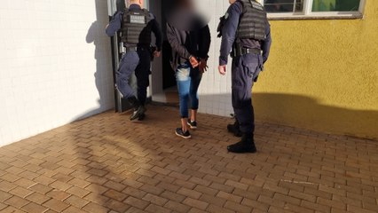 Mulher que era procurada pela Justiça é presa no Cascavel Velho