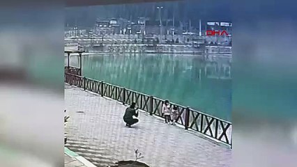 Fotoğraf çekilirken göle düşen küçük kızın peşinden suya böyle atladı
