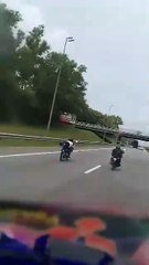 摩哆骑士高速飙车险酿惨祸🚨 超级摩哆大哥现场“点拨”