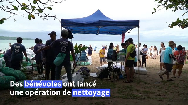 A Bali, nettoyage de plages après un important échouage de déchets plastiques
