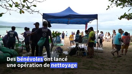 A Bali, nettoyage de plages après un important échouage de déchets plastiques