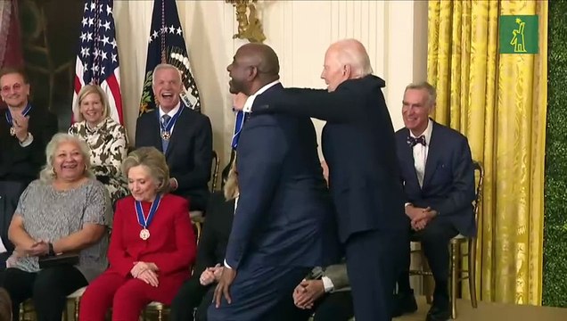 Biden entrega mayor condecoración civil a Bono, Messi, Magic Johnson y Soros