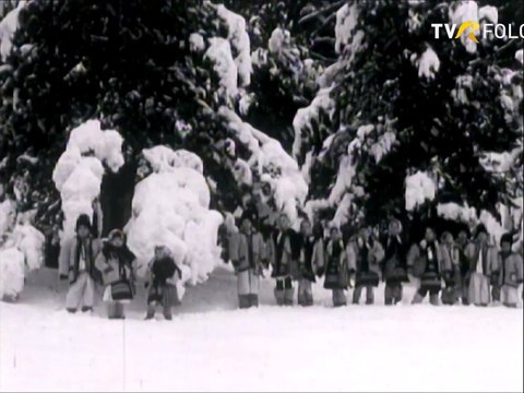 Grup de copii colindatori din Maramures - Florile dalbe de mar (arhiva TVR)