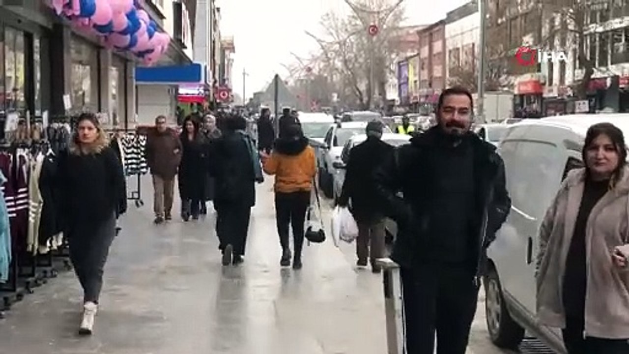 🔴Erzincan merkezde meydana gelen ve büyük ölçüde hissedilen 3,2 büyüklüğündeki deprem Erzincanlıları korkuttu. Vatandaşlar, panikle sokağa çıktı.