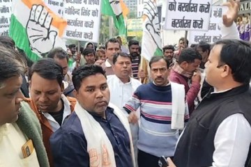 परिवहन घोटाले को लेकर कांग्रेस का प्रदर्शन, मंत्री गोविंद सिंह राजपूत के बंगले का किया घेराव