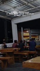 orang tua minum kopi