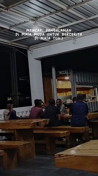 orang tua minum kopi