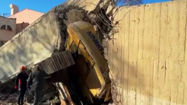 Uşak'ta bina yıkım sırasında iş makinesinin üzerine çöktü